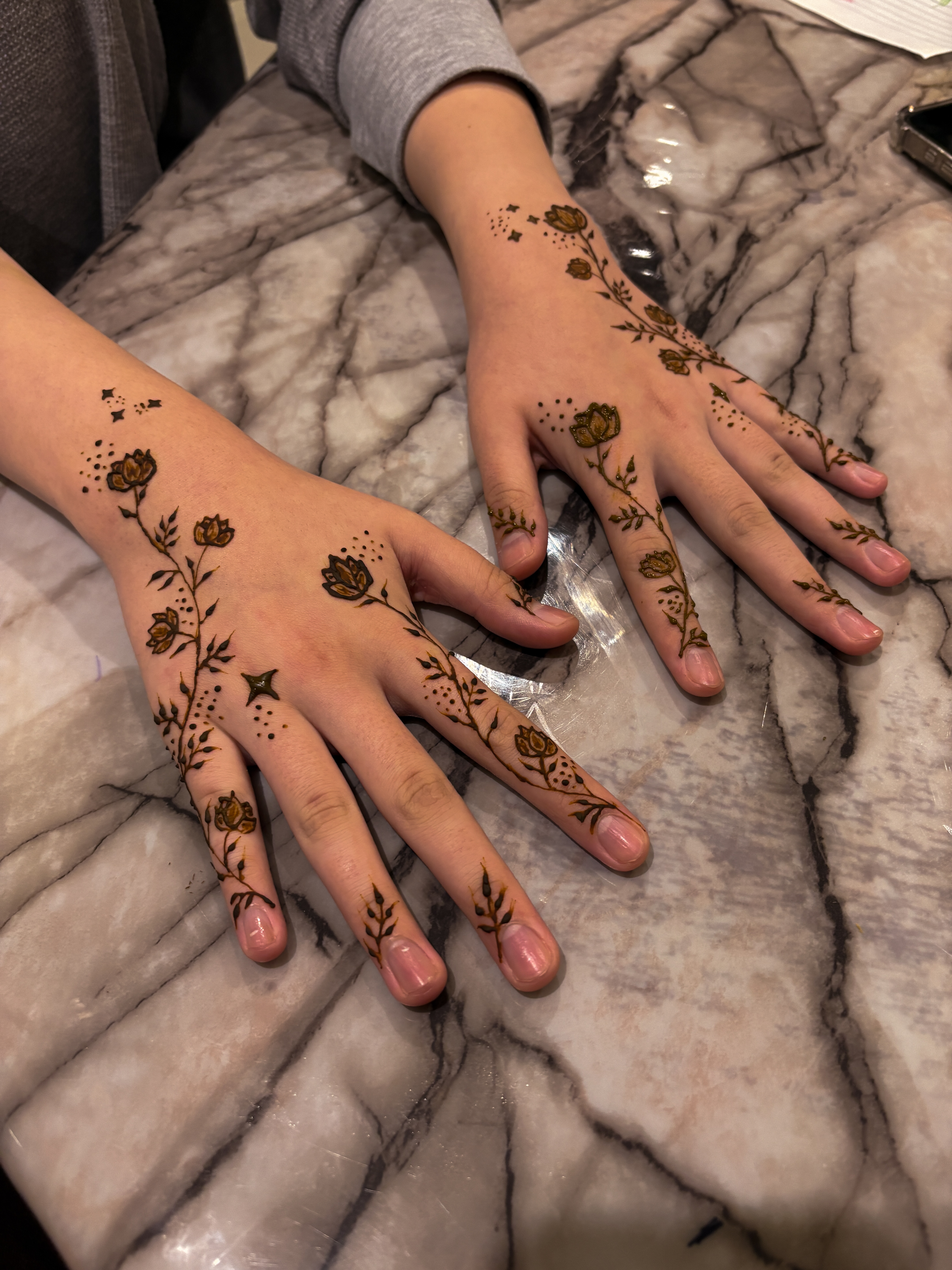 2 hands with henna